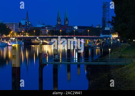 Skyline von Bremen die Schlachte und die Weser nach Sonnenuntergang während der blauen Stunde Stockfoto