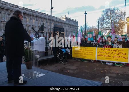 London, Großbritannien. 30 Nov, 2019. Die Anglo-iranischen Gemeinschaften in Großbritannien und Unterstützer des Nationalen Widerstandsrats Iran (NWRI) eine Kundgebung abhielten gegenüber Downing Street zur Unterstützung der laufenden Proteste im Iran, die in einen Aufstand gegen das klerikale Regime gedreht haben. Über 450. Die Demonstranten getötet und 4000 verletzt, wenn der FTP- und Sicherheitskräfte das Feuer auf sie eröffnet. Mehr als 10.000 verhaftet wurde, Poster mit Fotos von Getöteten und weitere Kennzeichnungen auf der heutigen Kundgebung. Paul Quezada-Neiman/Alamy Live News Credit: Paul Quezada-Neiman/Alamy leben Nachrichten Stockfoto