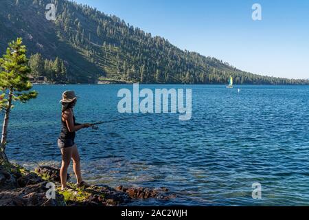 Eine Frau Fischen bei Sonnenuntergang am Lake Tahoe, Nevada Stockfoto