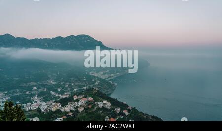 Ansicht von oben von Minori Strand auf Foggy Mountain Village in Ravello Amalfi Küste, Italien Stockfoto