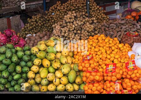 Bunte Markt stand mit tropischen Früchten, Phosi Markt, Luang Prabang, Laos Stockfoto