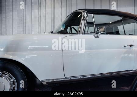 Foto von der Seite der schönen weißen Auto in der Ausstellung geparkt Stockfoto