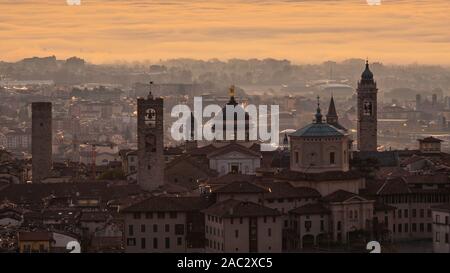 Bergamo, einem der schönsten Stadt in Italien. Erstaunliche Landschaft in der Altstadt während der Sunrise. Der Nebel erstreckt sich die Ebene rund um die Stadt Stockfoto