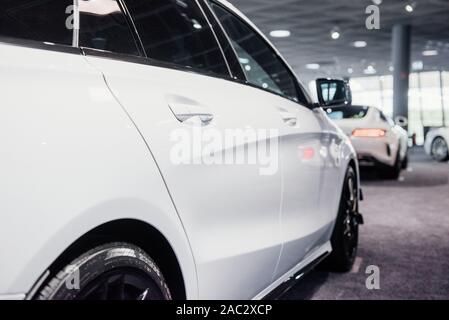 Nähe zu sehen. Foto von der rechten Seite des modernen weißen schönes Auto geparkt in Innenräumen Stockfoto