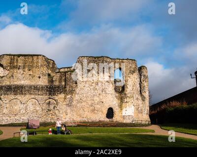 Mutter und Kind, Lesen, Ruinen der Abtei, Reading, Berkshire, England, UK, GB. Stockfoto