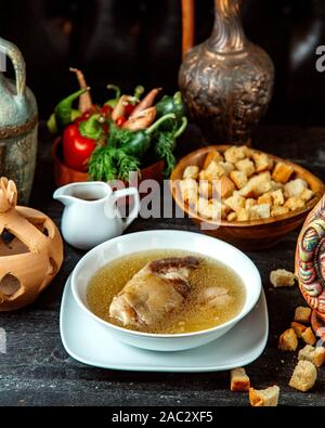 Khash Suppe mit seitlichen Cracker und Gemüse Stockfoto