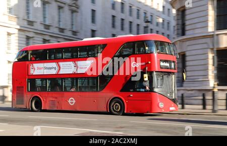 Eine typische red London Double-Decker Bus entlang Whitehall in London fahren Stockfoto