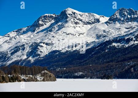 Engadiner Winter, Blick über den zugefrorenen See Sils, Silsersee, auf den Gipfel des Piz da la Margna Sils im Engadin, Graubünden, Schweiz Stockfoto