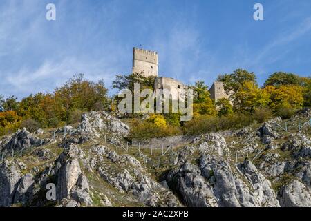 Idyllischer Blick auf Burg Randeck in Markt Essing in Bayern, Deutschland in autunm mit bunten Bäumen Stockfoto