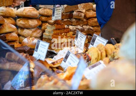 LONDON - September 27, 2019: Kuchen und Brot zum Verkauf in Borough Market, London. Verschiedene Kuchen, Brot und Plätzchen hoch gestapelt in einem beliebten in t Abschaltdruck Stockfoto