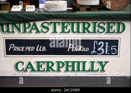 LONDON - September 27, 2019: Auf einem Käse Zeichen in der Borough Market, London. Stockfoto