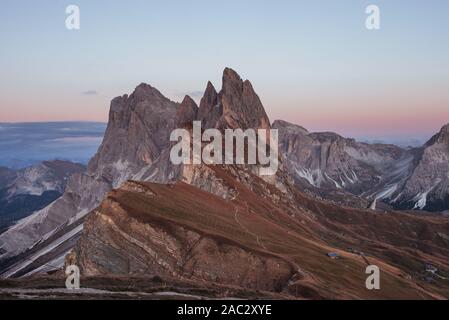 Blick von der hohen Gipfel. Landschaft von Hügeln und Felsen am Tag Zeit. Kleines Gebäude auf der rechten Seite Stockfoto