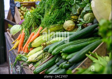 Verschiedene Gemüse auf ein Obst und Gemüse in Borough Market, London Abschaltdruck Stockfoto