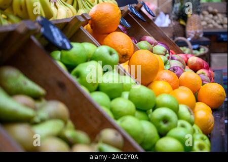 Äpfel, Orangen, Birnen und Bananen auf Display und bereit für den Verkauf von Obst und Gemüse in Borough Market, London. Stockfoto