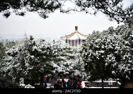 Menschen besuchen Jingshan Park nach dem ersten Schneefall in diesem Winter in Peking, China, am 30. November, 2019. Peking erstmals Snowflake dieser Stockfoto