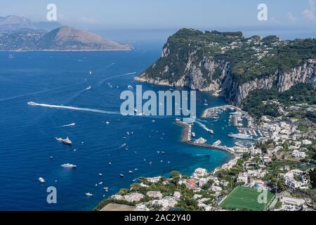 Norden Capri Hafen Marina Grande mit luxuriösen Yachten Aussicht von der Villa San Michele in Anacapri Stockfoto