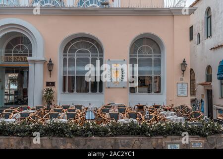 Capri, Italien - 13 August 2019: Quisisana Restaurant in Capri mit Sitzgelegenheiten im Freien Stockfoto