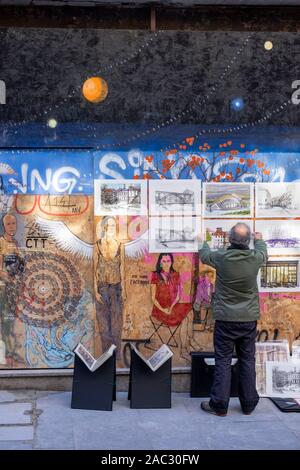 Straßenhändler verkaufen Bilder auf der Straße in Porto, Portugal Stockfoto