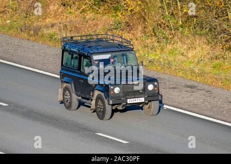 2004 schwarz Land Rover Defender 90 TD5 Grafschaft; Großbritannien Verkehr, Transport, moderne Fahrzeuge, Limousinen, Fahrzeuge, Fahrzeug, uk Straßen, Motoren, fahrende Süden - an die 3 Lane M61 Autobahn Autobahn gebunden Stockfoto