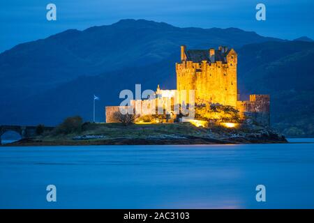 Eilean Donan Castle am Fluss in Schottland, nebligen Abend außerhalb Stockfoto