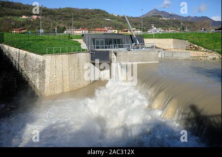 Wasserkraftwerk, Wasserkraft, verwendet einen Damm Fluss Wasser in einen Behälter zu speichern. Wasser aus dem Behälter fließt durch ein turbin freigegeben Stockfoto