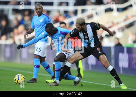 Newcastle, UK. 30 Nov, 2019. Von Manchester City Benjamin Mendy Schlachten für Besitz mit Newcastle United Joelinton während der Premier League Match zwischen Newcastle und Manchester City im St. James's Park, Newcastle am Samstag, den 30. November 2019. (Credit: Mark Fletcher | MI Nachrichten) das Fotografieren dürfen nur für Zeitung und/oder Zeitschrift redaktionelle Zwecke verwendet werden, eine Lizenz für die gewerbliche Nutzung Kreditkarte erforderlich: MI Nachrichten & Sport/Alamy leben Nachrichten Stockfoto