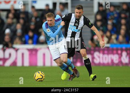 Newcastle, UK. 30 Nov, 2019. Von Manchester City Kevin De Bruyne in Aktion mit Newcastle United Paul Dummett während der Premier League Match zwischen Newcastle und Manchester City im St. James's Park, Newcastle am Samstag, den 30. November 2019. (Credit: Mark Fletcher | MI Nachrichten) das Fotografieren dürfen nur für Zeitung und/oder Zeitschrift redaktionelle Zwecke verwendet werden, eine Lizenz für die gewerbliche Nutzung Kreditkarte erforderlich: MI Nachrichten & Sport/Alamy leben Nachrichten Stockfoto