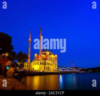 Ortakoy-Moschee und die Bosporus-Brücke nachts in Istanbul, Türkei. Stockfoto