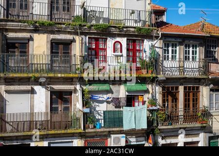 Straßenszene in der Altstadt von Porto, Portugal Stockfoto