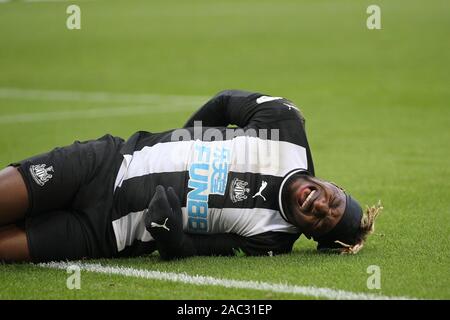 Newcastle, UK. 30 Nov, 2019. Allan Saint-Maximin von Newcastle United fällt während der Premier League Match zwischen Newcastle und Manchester City im St. James's Park, Newcastle am Samstag verletzt, 30. November 2019. (Credit: Mark Fletcher | MI Nachrichten) das Fotografieren dürfen nur für Zeitung und/oder Zeitschrift redaktionelle Zwecke verwendet werden, eine Lizenz für die gewerbliche Nutzung Kreditkarte erforderlich: MI Nachrichten & Sport/Alamy leben Nachrichten Stockfoto