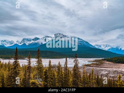 Wandern Sie zu einem See im Banff National Park, Alberta, Kanada Stockfoto