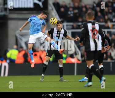 Newcastle, UK. 30 Nov, 2019. Paul Dummett von Newcastle United Wettbewerbe ein Header mit Phil Foden von Manchester City in der Premier League Match zwischen Newcastle und Manchester City im St. James's Park, Newcastle am Samstag, den 30. November 2019. (Credit: Mark Fletcher | MI Nachrichten) das Fotografieren dürfen nur für Zeitung und/oder Zeitschrift redaktionelle Zwecke verwendet werden, eine Lizenz für die gewerbliche Nutzung Kreditkarte erforderlich: MI Nachrichten & Sport/Alamy leben Nachrichten Stockfoto