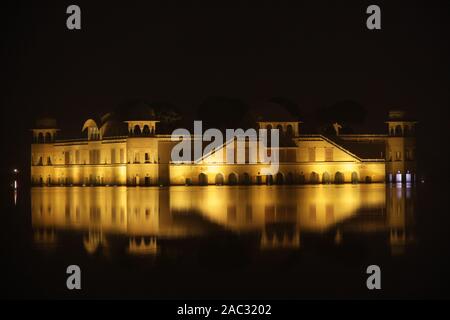 Die Jal Mahal Palast, was bedeutet, dass das Wasser in einem See in Jaipur, Rajasthan, Indien. Wunderschön bei Nacht. Stockfoto