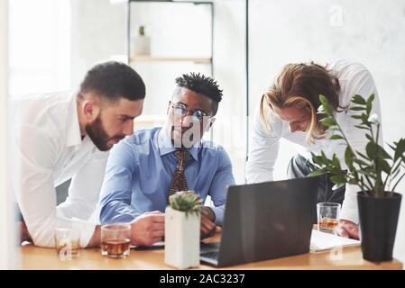 Büro in Gespräch während ihrer Arbeit Stockfoto