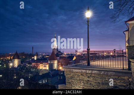 Stadtbild von der mittelalterlichen Altstadt entfernt. Tallinn bei Bunte sunrise, Estland. Stockfoto