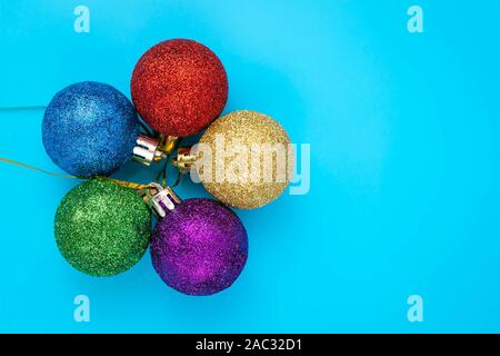 Weihnachten Kugeln auf blauem Hintergrund. Neues Jahr Karte mit glänzenden bunten Kugeln, kopieren. Stockfoto