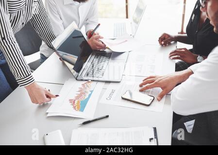 Office Tabelle alle in den Dokumenten und Geräte für die erfolgreiche Arbeit. Menschen arbeiten Stockfoto