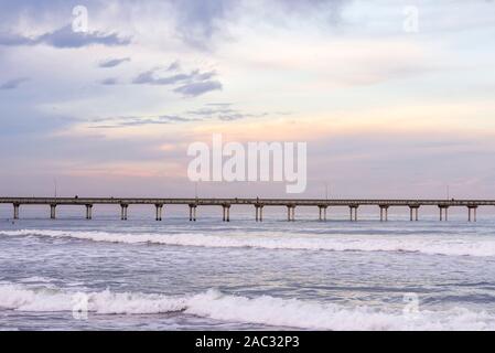 Küsten Sonnenaufgang auf einem Herbstmorgen. Die Ocean Beach Pier am Horizont. San Diego, Kalifornien, USA Stockfoto