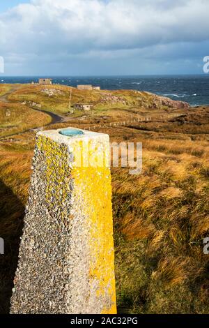 Eine hydrographische Umfrage Säule an Rubha nan Oll, Loch Ewe, Schottland, UK, auf der Suche nach Bunkern, dass die Arktis Flotte im Loch Ewe geschützt. Stockfoto