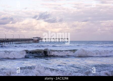 Küsten Sonnenaufgang auf einem Herbstmorgen. Die Ocean Beach Pier am Horizont. San Diego, Kalifornien, USA Stockfoto
