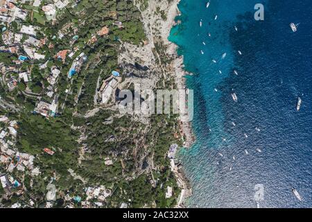 Antenne overhead drone Schuß von Mountain Top Villa mit Pool oberhalb Big Mountain loch Höhle im Süden der Insel Capri Stockfoto
