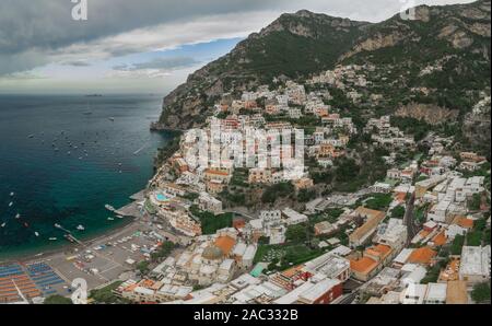 Antenne drone Aussicht auf Positano Village Beach auf die Amalfi Küste Stockfoto