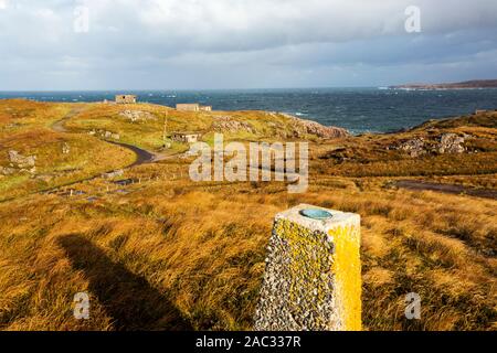 Eine hydrographische Umfrage Säule an Rubha nan Oll, Loch Ewe, Schottland, UK, auf der Suche nach Bunkern, dass die Arktis Flotte im Loch Ewe geschützt. Stockfoto