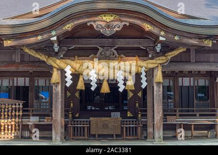 Shirayamahime Shinto Schrein, mit Seil und shimenawa shide Zickzack Papier Luftschlangen dekoriert. Präfektur Ishikawa, Japan. Stockfoto