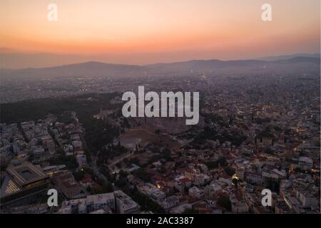 Antenne drone Schoß der Akropolis von Athen und seine Umgebung bei Sonnenuntergang vor dem Abend Stockfoto