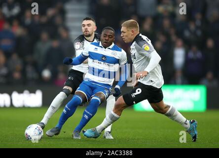 Queens Park Rangers' Hell Osayi-Samuel (Mitte) nimmt auf's Derby County Scott Malone (links) und Martyn Waghorn während der Sky Bet Championship Match im Pride Park, Derby. Stockfoto