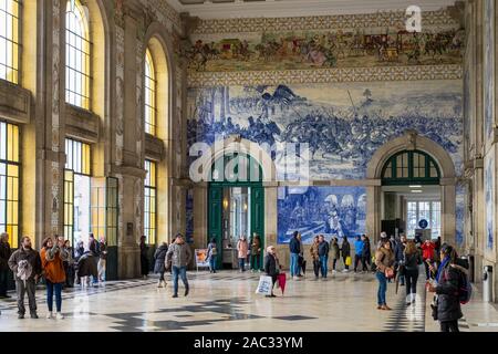Portugal, Porto, Sao Bento Bahnhof Interieur mit Azulejo Kacheln Stockfoto