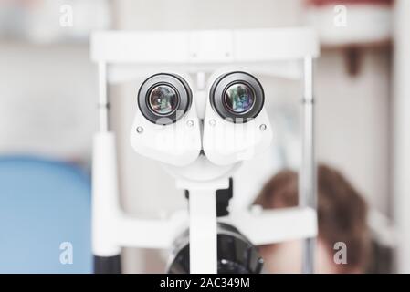 Vorderansicht des professionellen Optiker Gerät für die augenuntersuchung Stockfoto