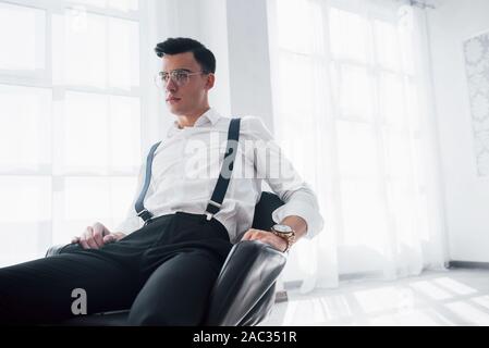 Junge attraktive Kerl in der eyewears und klassische Kleidung Stockfoto