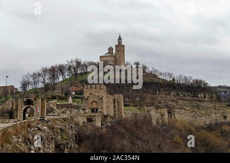 Der Haupteingang und die Festung von Tsarevets, mittelalterliche Festung auf einem Hügel mit dem gleichen Namen in Veliko Tarnovo, die alte Hauptstadt von Bulgarien, Stockfoto